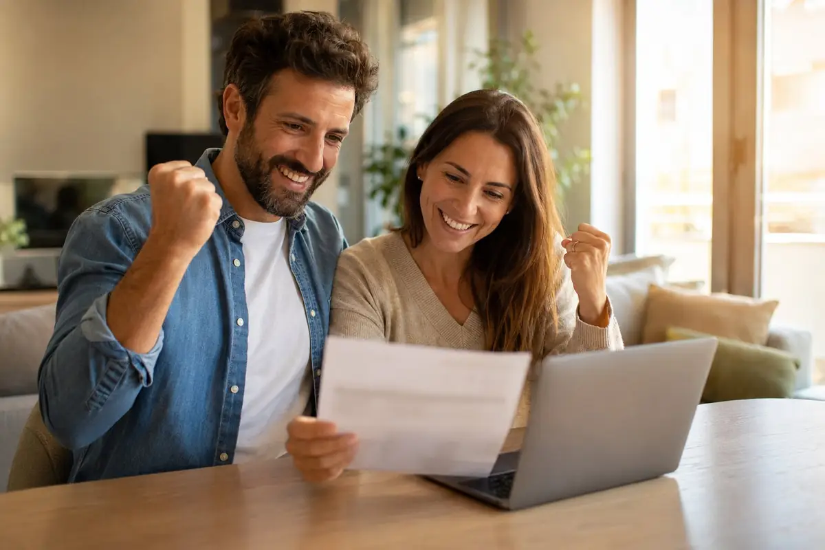 Pareja de la Sierra de Aracena celebrando el ahorro en su factura de la luz